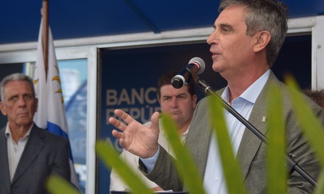BROU en la Expoactiva: el Cr. Álvaro García, durante su oratoria, en el acto inaugural del stand del banco país.
