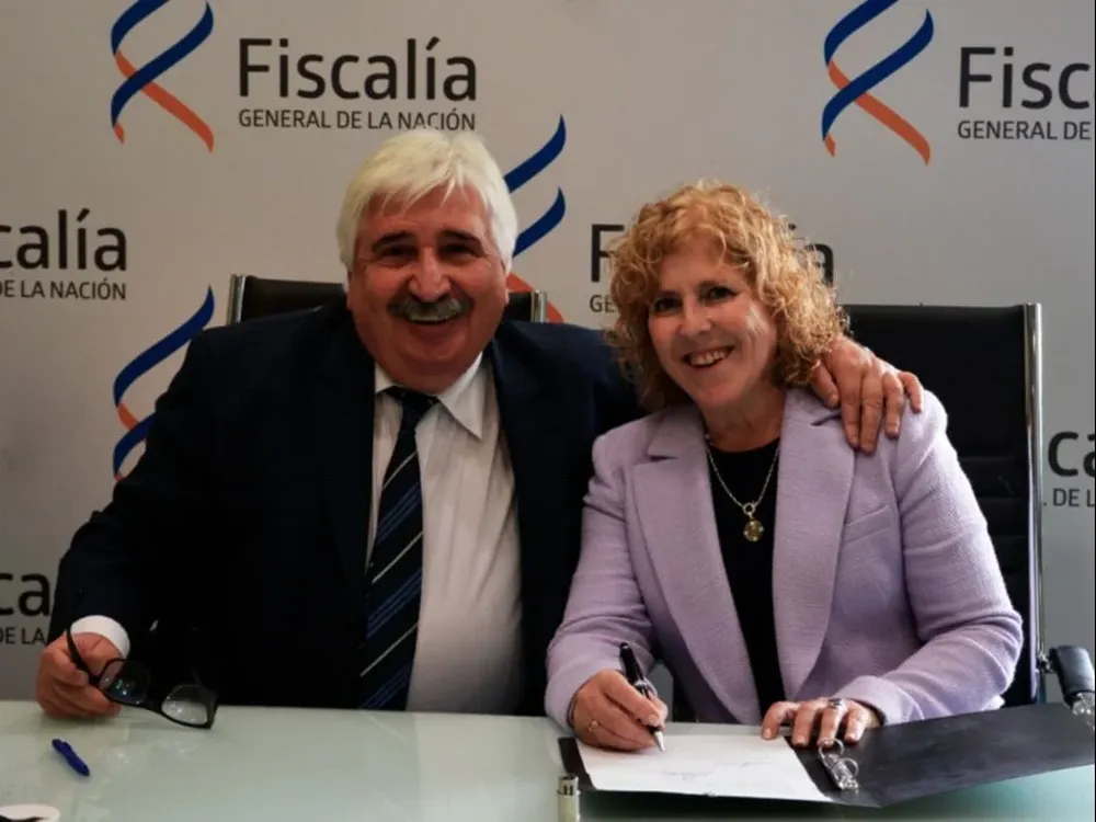 Alicia Ghione junto al fiscal general Juan Gómez