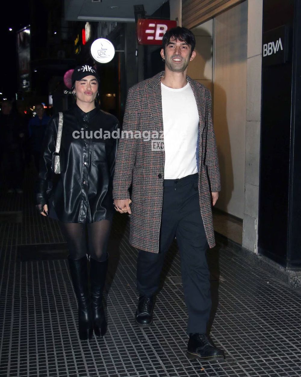 “Amo la desmentida”, sonrió la cantante al aferrarse al brazo de su pareja en la vereda del teatro El Nacional.