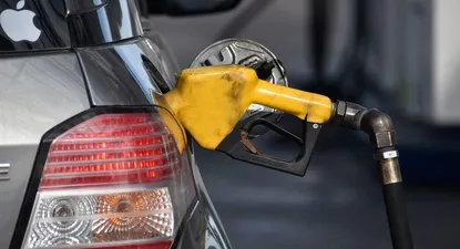 Carga de combustible en estación de servicio.