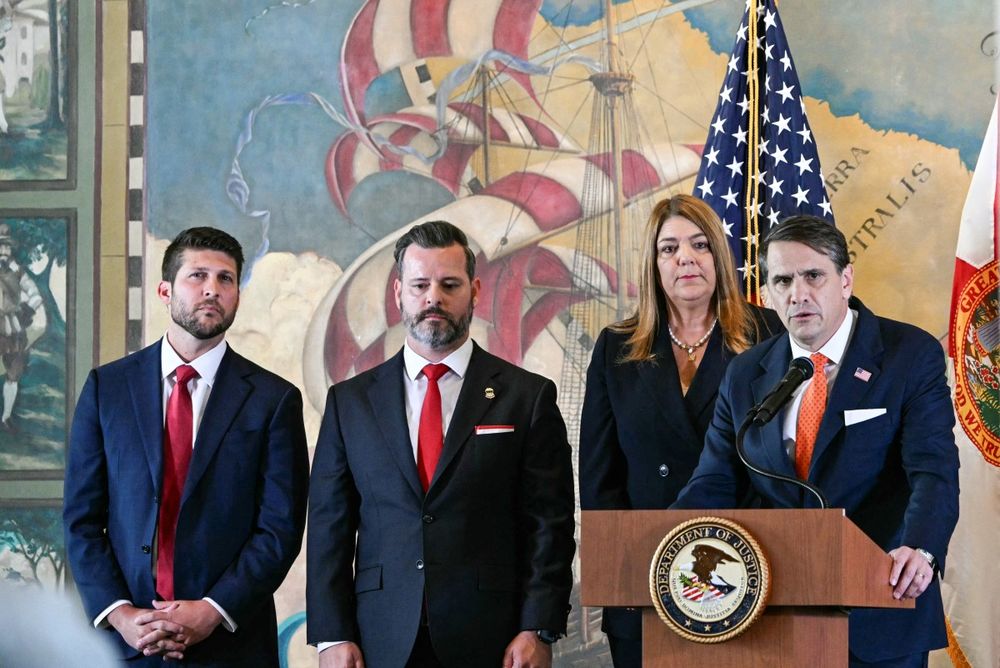 Todd Blanche anunció la acusación contra Castro en una conferencia de prensa en Miami