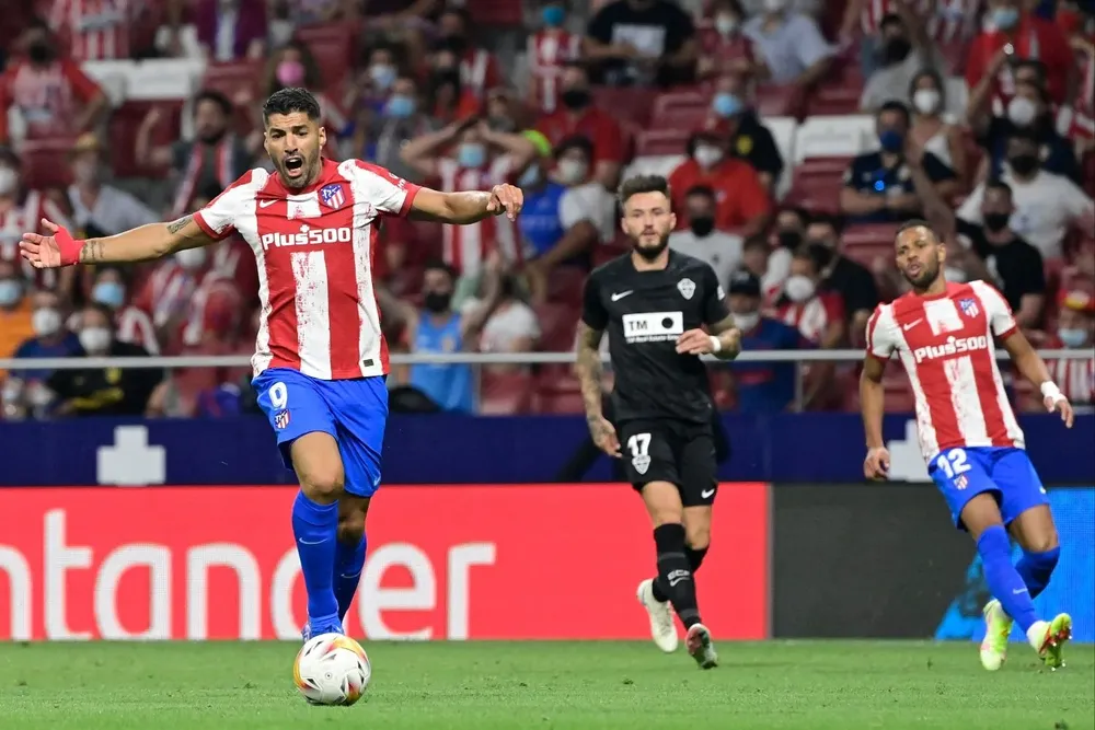 Luis Suárez protesta un fuera de juego