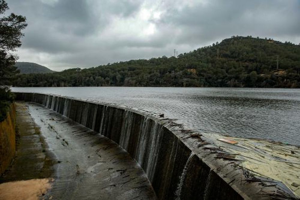 Vista del embalse de Foix al 104% de su capacidad. (Europa Press)
