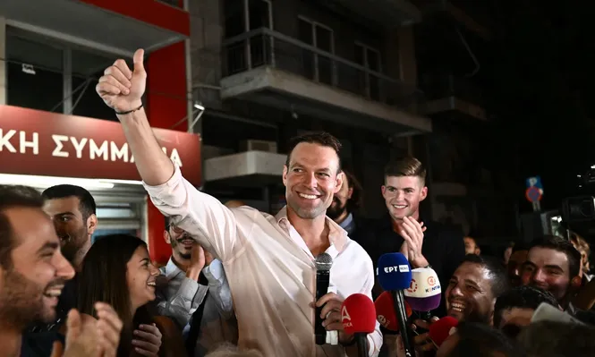 “¡Que caiga la derecha, adelante y a cambiarlo todo!”, lanzó Stefanos Kasselakis ante sus seguidores en el centro de la ciudad de Atenas.