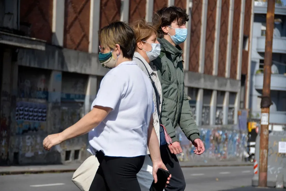 Gente por las avenidas 18 de Julio y 8 de Octubre en el marco de las medidas santarias por la epidemia de coronavirus