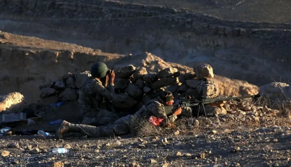 Luchadores peshmergas kurdos defienden su territorio del Estado Islámico