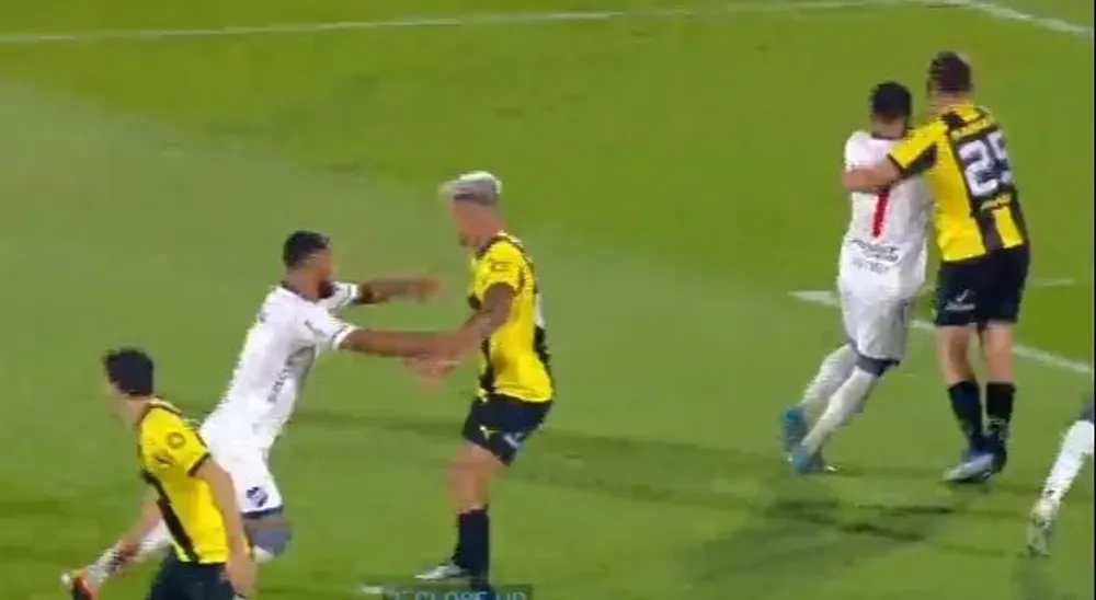 El agarrón de Ignacio Sosa a Antonio Galeano