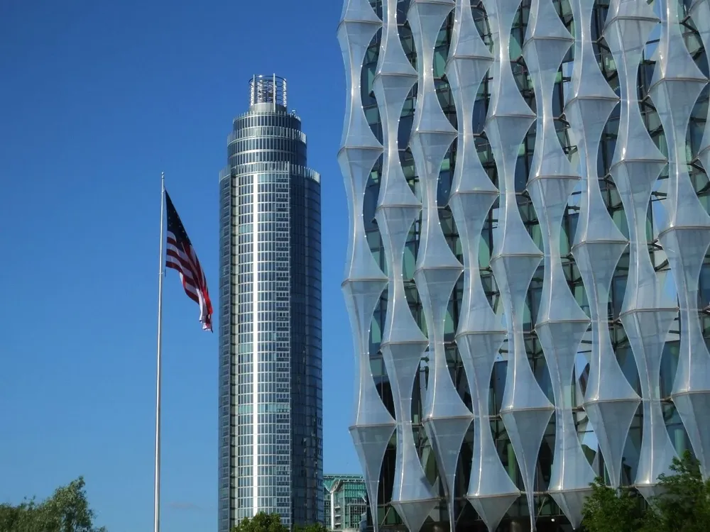 El dominio del inglés y español es indispensable.