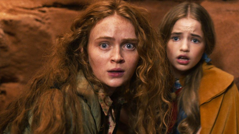 Sadie Sink y Nell Fisher interpretan a Max y Holly, quienes se refugian en una cueva.