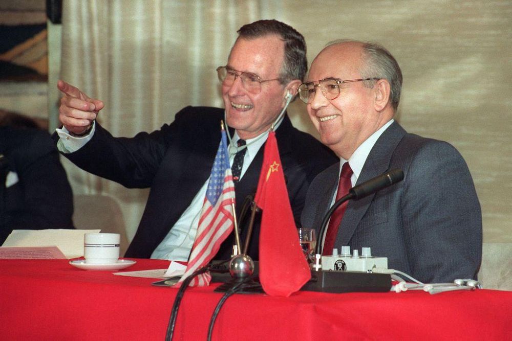 El fin de la Guerra Fría supuso para los gobiernos la liberación de grandes recursos que antes se destinaban a la defensa.