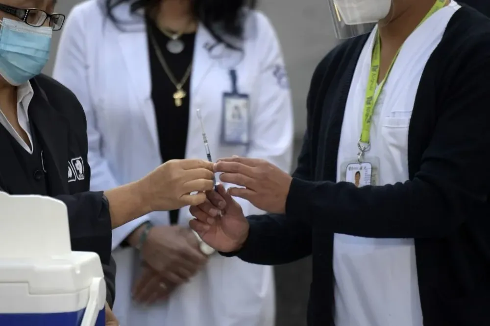 Pfizer, Sinovac y AstraZeneca son las primeras vacunas que llegarán a Uruguay