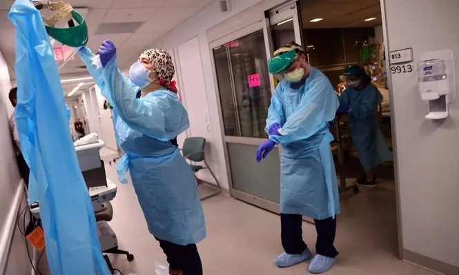 La desametasona (corticoesteroide) y los antagonistas de interleucina-6 son los únicos tratamientos efectivos en los casos graves