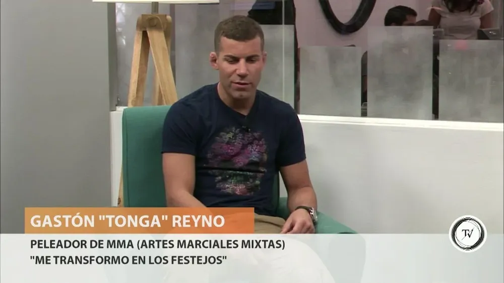 Gastón Tonga Reyno, luchador en Bellator MMA, trabajó de todo un poco antes de llegar a pelear en Estados Unidos. Fue ayudante de mozo en Don Peperone en Bartolomé Mitre y Sarandí (ahí trabajaba un montonazo de horas y lo detestaba, contó) y colaboró en mudanzas y fletes con su familia.   Creo que no me gusta pelear, no disfruto la hora de subir para romperle la cabeza a este otro, admitió Tonga Reyno en una entrevista con Mariano López.  Lo vivo como un juego de ajedrez, veo la estrategia. Cierra la jaula y me transformo, sé que no puedo perder, no sé si es la garra charrúa, la adrenalina o que estoy medio enfermo.La entrevista completa, aquí.
