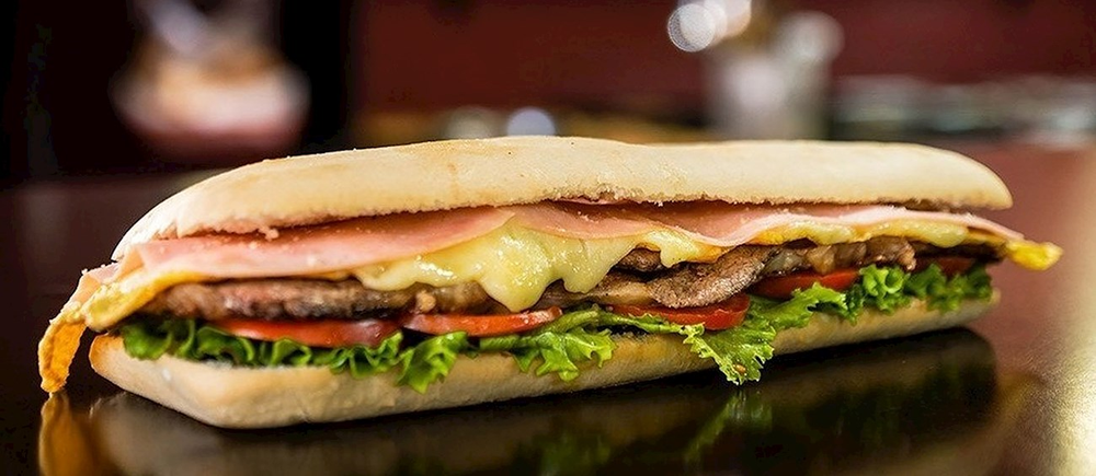 Sandwich de lomo - Taste Atlas