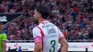 Agustín Oliveros se lamenta tras su gol en contra