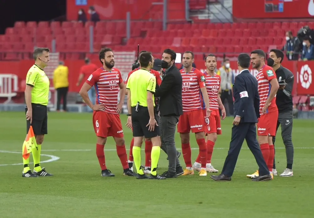 Los jugadores de Granada protestaron tras el primer final