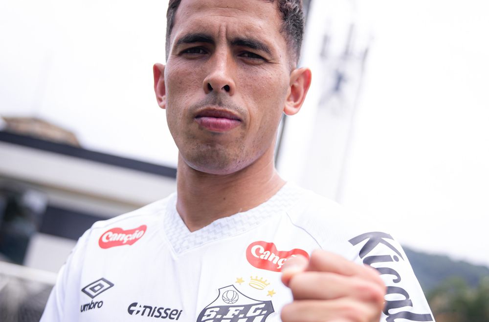 Christian Oliva con su nueva camiseta, la de Santos de Brasil