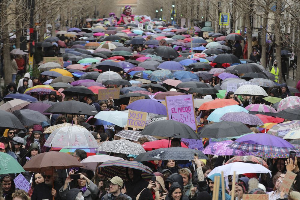 Vista de los paraguas en la manifestación convocada por la Comisión 8M del movimiento feminista de Madrid con motivo del Día Internacional de la Mujer, que recorre este sábado las calles de Madrid.&nbsp;