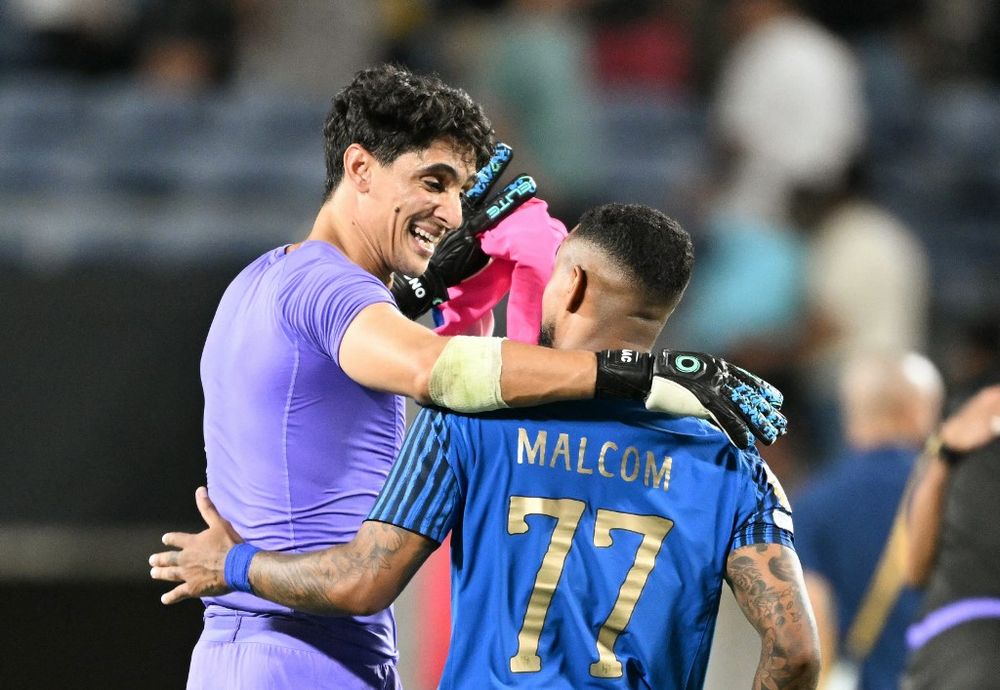 El marroquí Yassine Bounou, figura de Al Hilal, y el brasileño Malcom festejan el histórico triunfo