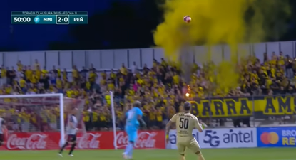Bandera y pirotecnia en la hinchada de Peñarol en Durazno