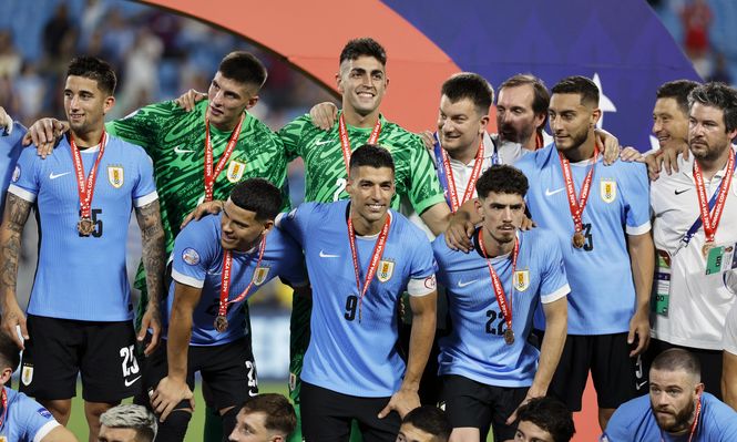 Luis Suárez y sus compañeros de la selección de Uruguay en el podio de la Copa América 2024