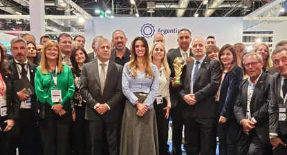 Yanina Martínez, subsecretaria de Turismo argentina, inaugura el stand argentino en Fitur.