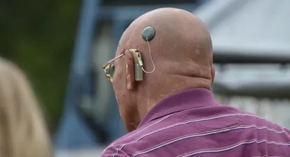 La estética y la tecnología transforman el negocio de combatir la sordera