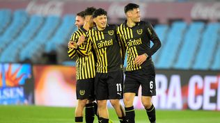 Lucas Ferreira y Leonel Jaime celebran el primer gol de Peñarol contra Boston River
