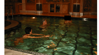 Una de las imágenes parece mostrar a Bill Clinton en la piscina con dos mujeres. El expresidente negó tener nada que ver con los crímenes de Epstein.
