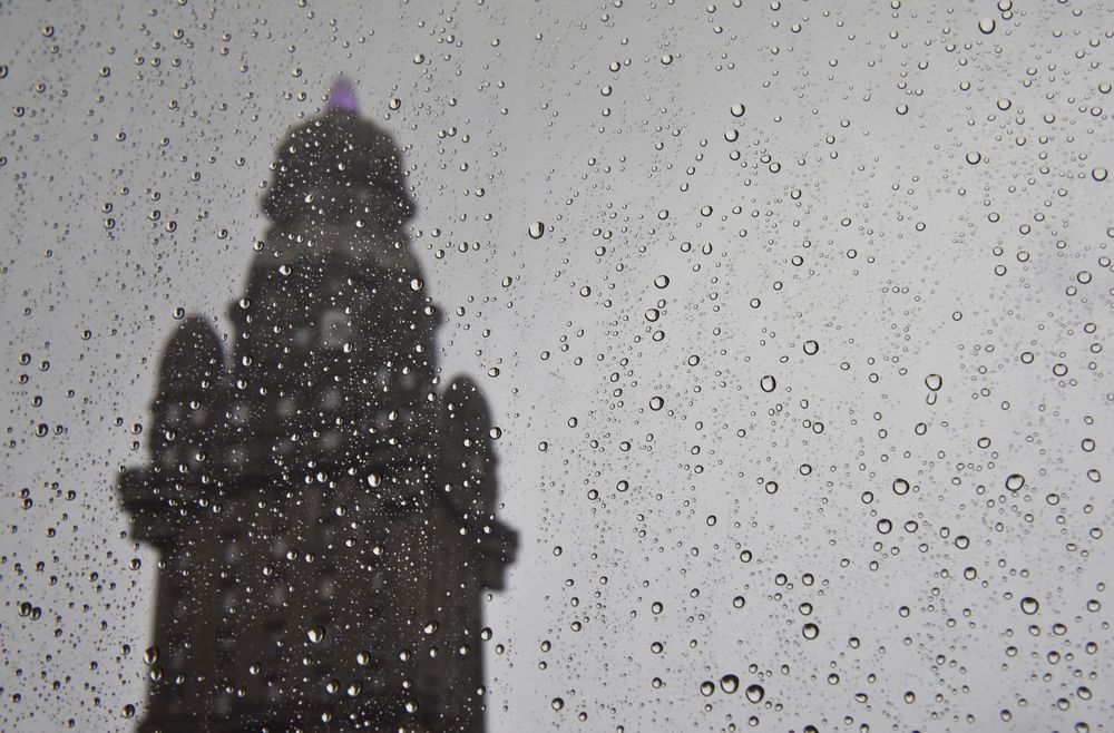 Lluvia en Montevideo, Palacio Salvo.jpg