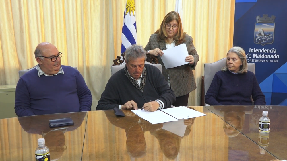 Firma del acuerdo entre la Intendencia de Maldonado y la Asociación Civil AMBÁ