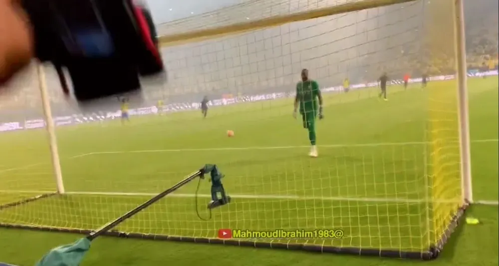 El momento en que el periodista le avisa al golero