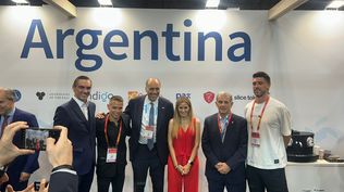 El embajador argentino Wenceslao Bunge, junto al subsecretario de Deportes de Argentina, Diógenes de Urquiza; a Sonia Cea Quintana, Delegada de Deportes del Ayuntamiento de Madrid; el futbolista Javier Saviola; y la estrella del vóley argentino, Facundo Conte. &nbsp;