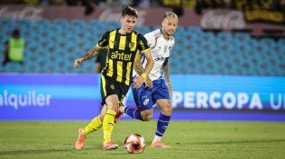 Leandro Umpiérrez de Peñarol ante Nicolás López de Nacional