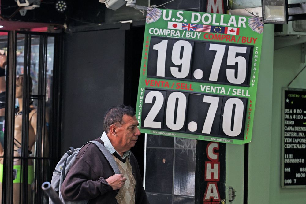 Un cartel en Ciudad de México muestra la cotización del dólar