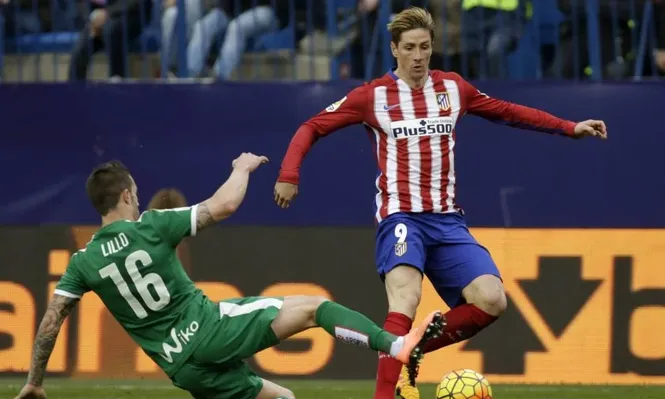 Godín dio una asistencia y vio la roja en la victoria del Atlético