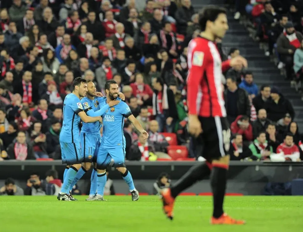 Munir, Neymar y Arda Turan celebran en el San Mamés