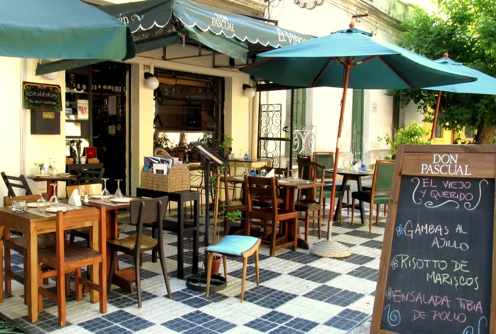 Apacible terraza para almuerzos o cenas de verano, al aire libre
