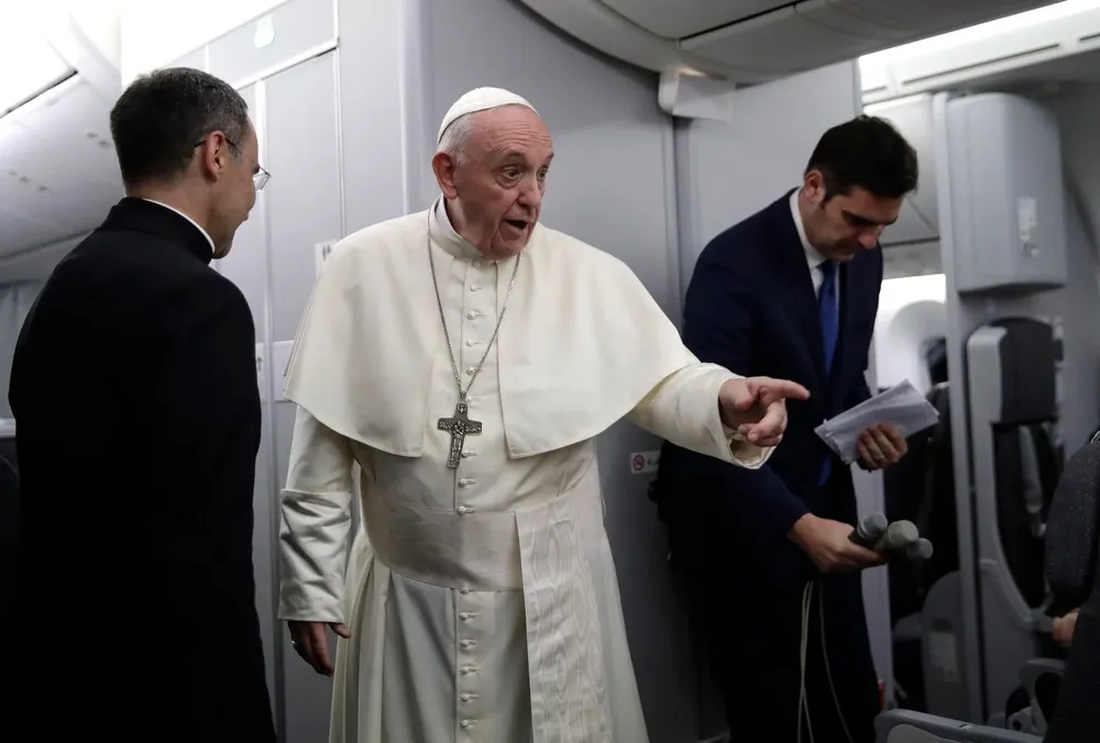 El papa Francisco en el avión en el que partió de Panamá