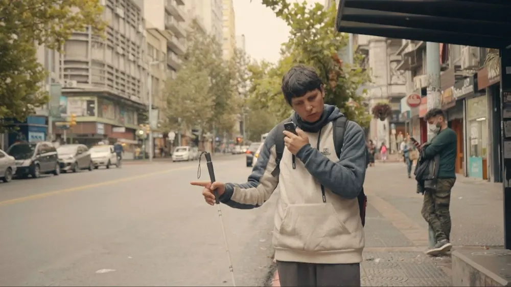 Usuario de la aplicación de movilidad asistida esperando su ómnibus