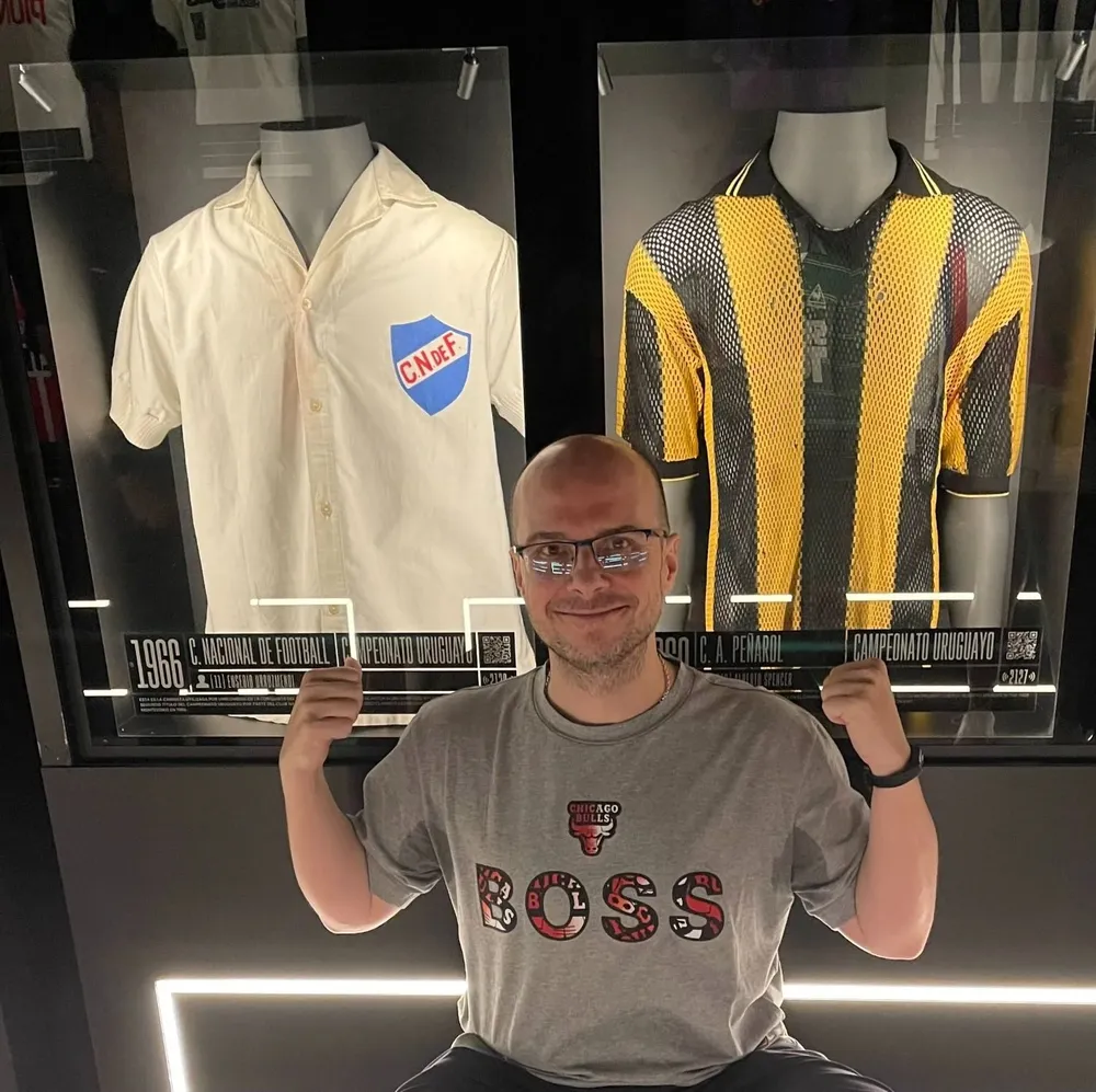 Mister Chip con las camisetas de Nacional y Peñarol