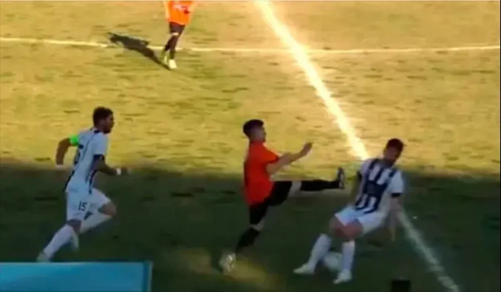 La brutal patada de Trindade a Sabarrós