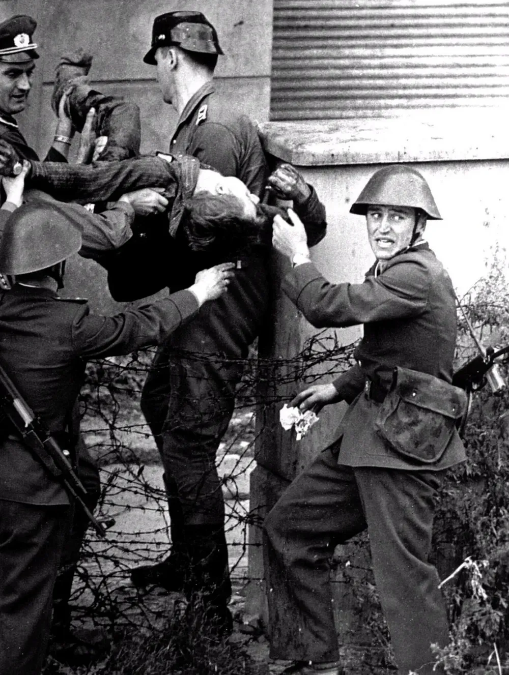 Guardias de Berlín oriental cargan el cadáver de Peter Fechter, quien fue ametrallado cuando pretendía cruzar el muro hacia occidente