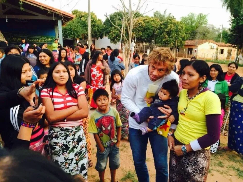 Diego Lugano con los niños de la comunidad Maka