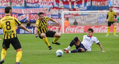 El Observador | 20240804 Lucas Hernández de Peñarol recibe una fuerte falta de Alexis Castro de Nacional en la final del Torneo Intermedio