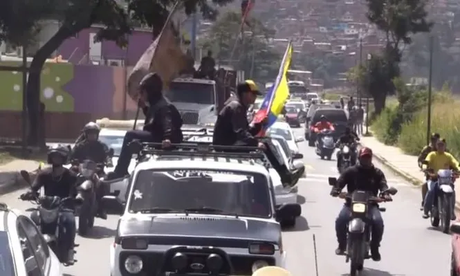 Fusil en mano, grupos chavistas prometen defender a Maduro a sangre y fuego