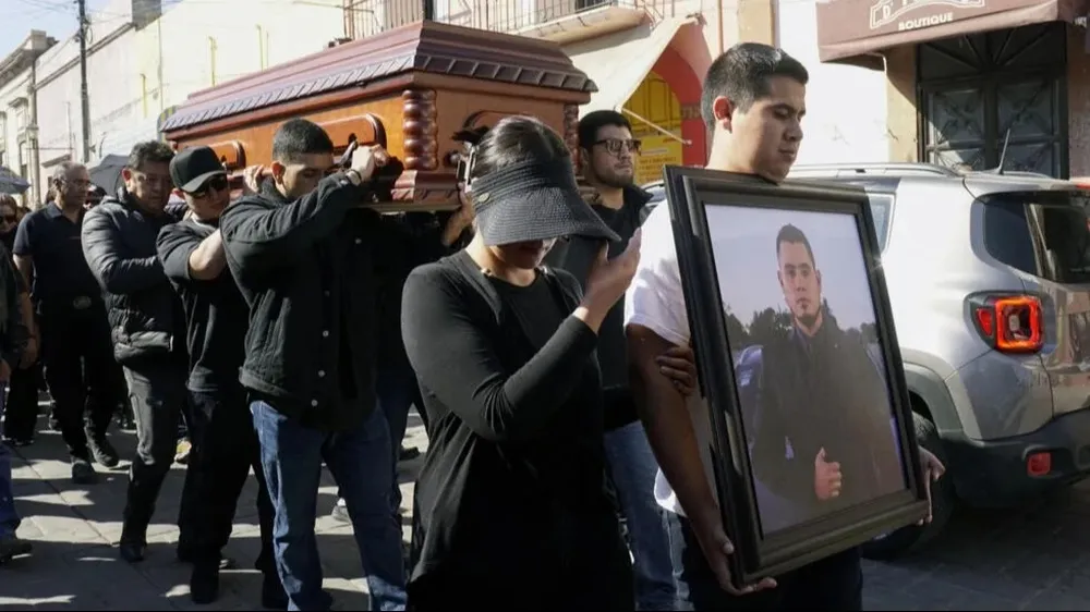El cortejo fúnebre de los asesinados atravesó la ciudad de Salvatierra, en Guanajuato, el más golpeado por la violencia.