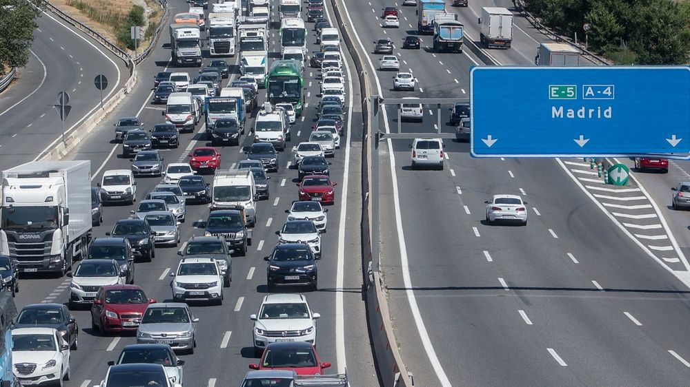 Operación salida de Navidad en una carretera de Madrid