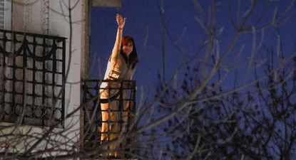 Cristina Kirchner cumplirá la condena en su departamento de Constitución. Afuera, cientos de simpatizantes se reúnen para apoyarla.