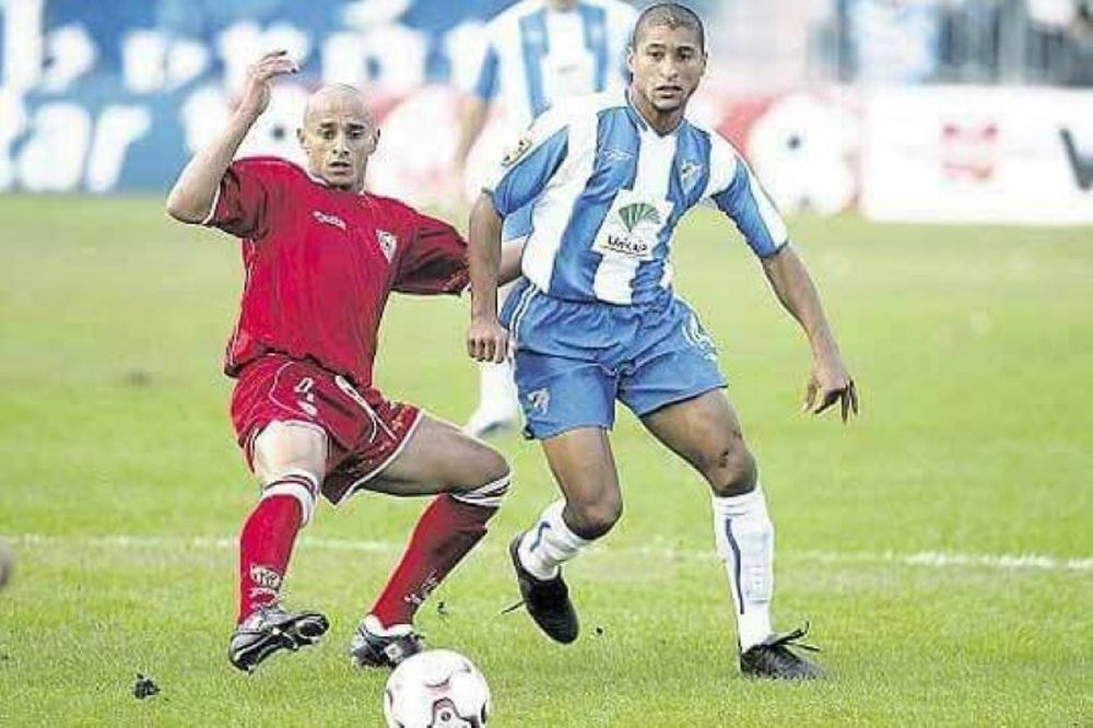 Marcelo Romero, en Málaga, marcando a Darío Silva de Sevilla